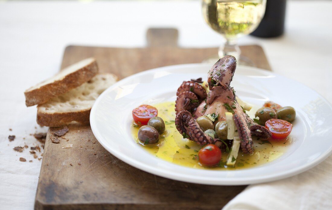 Polipo (whole octopus with olive oil and lemon sauce)