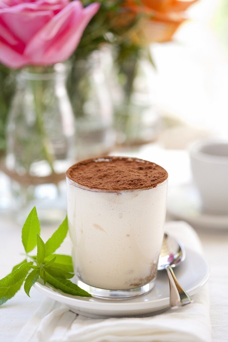 Tiramisù in bicchiere (layered dessert with mascarpone cream)