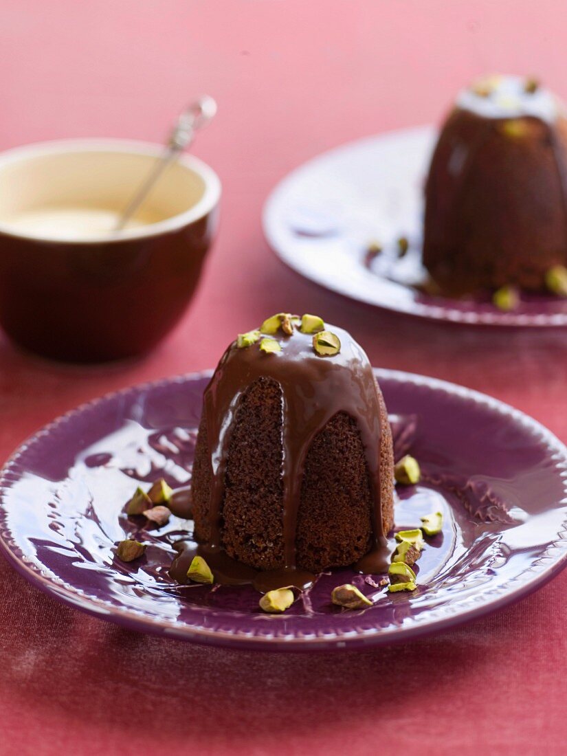 Gebackener Schokoladenpudding mit Pistazien und Schokosauce