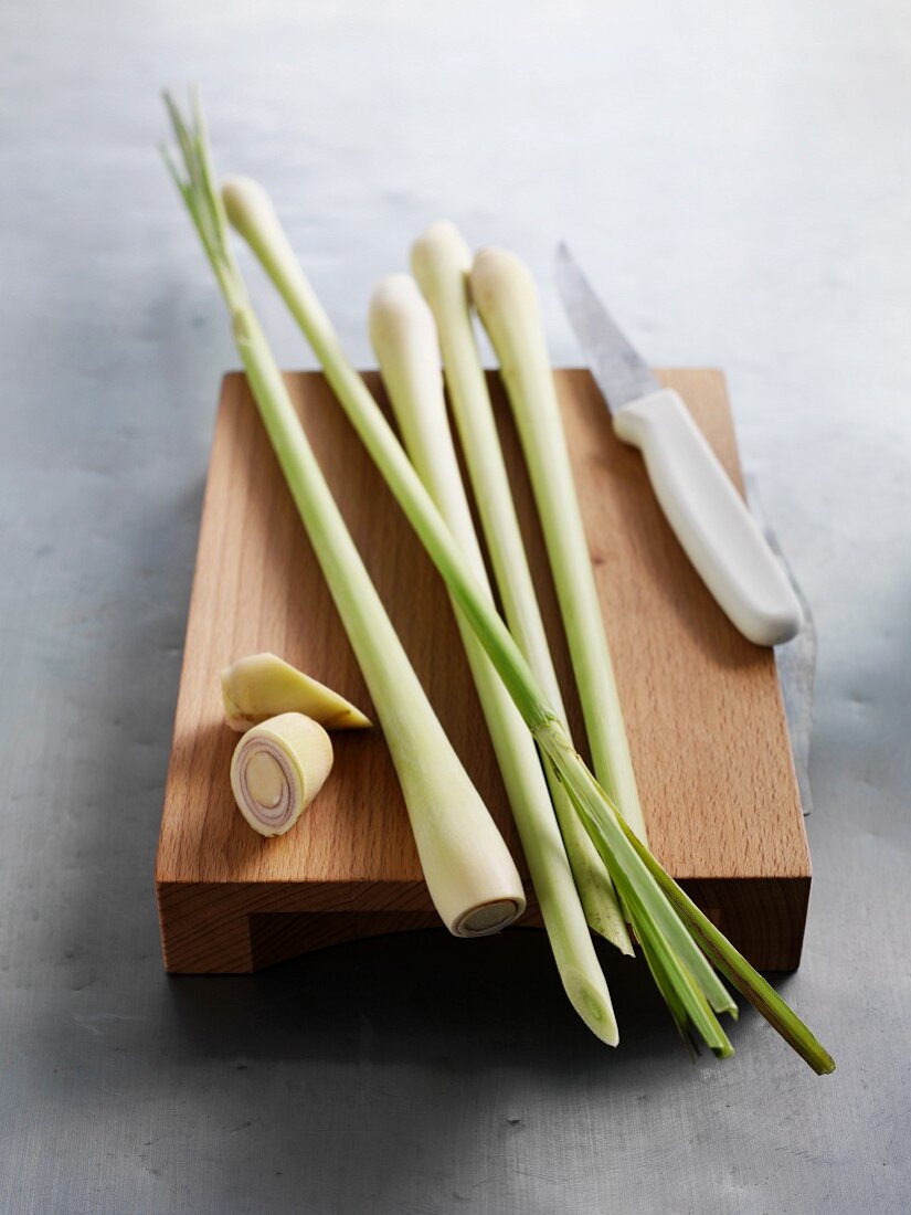 Lemongrass and a knife on a chopping board