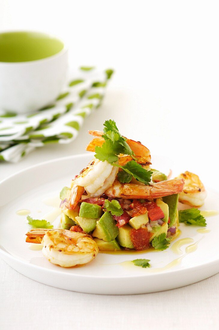 Avocado salad with roasted pepper and prawns