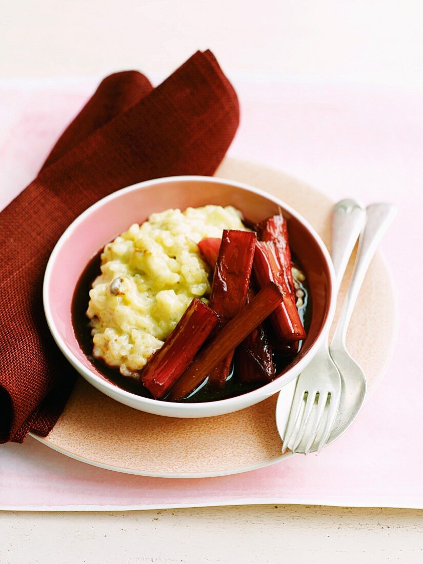 Reispudding mit Rotwein-Rhabarber