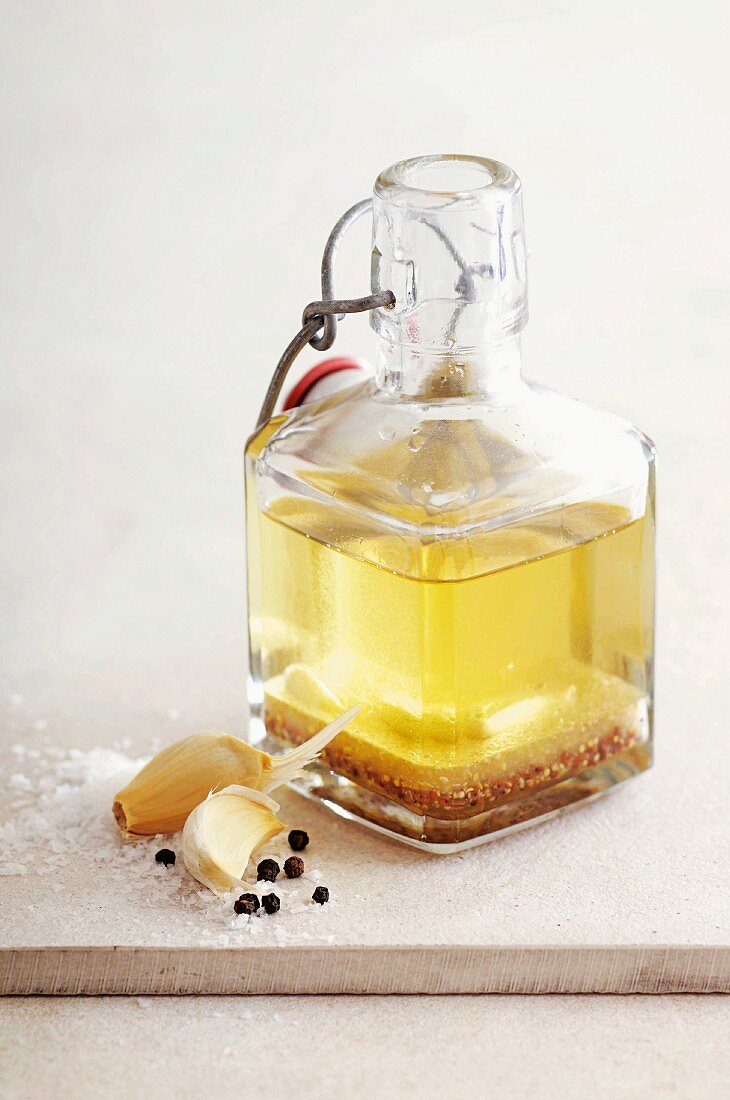 Honig-Senf-Dressing in einer Flasche