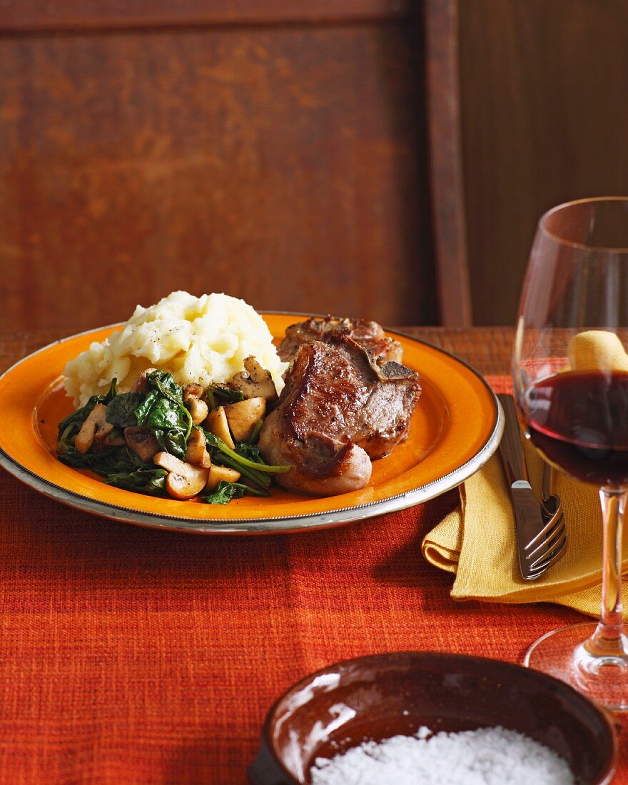 Lamb with mashed potatoes, mushrooms and spinach