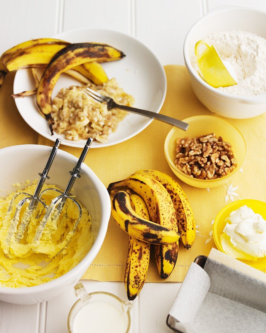 Überreife Bananen und andere Zutaten für Bananenkuchen