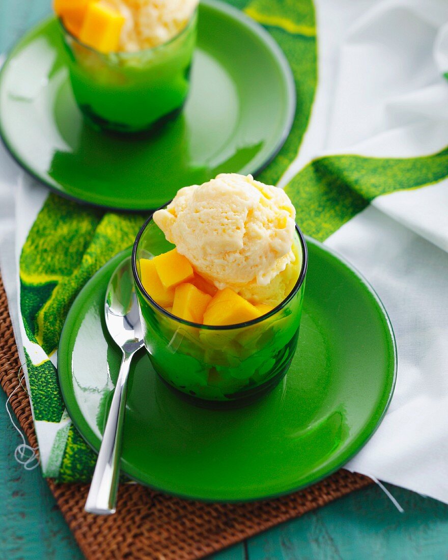 Mango yoghurt ice cream with fresh mango