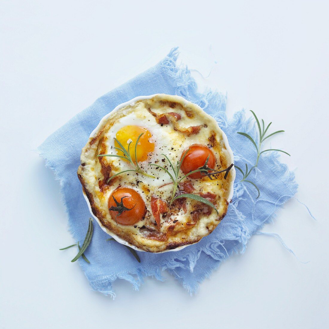 An egg pie with Parma ham and tomatoes