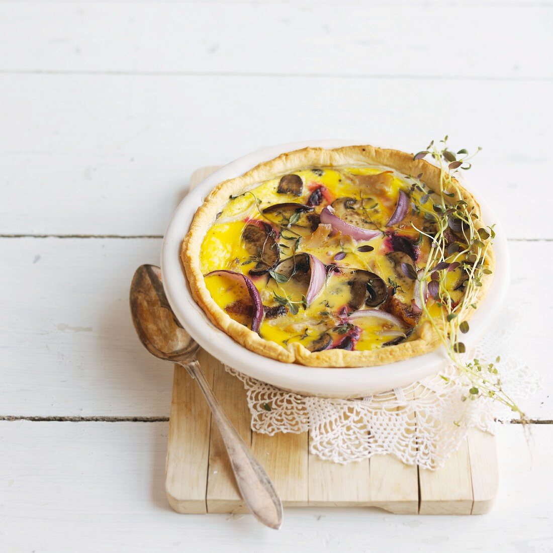 Chicken pie with red onions and mushrooms