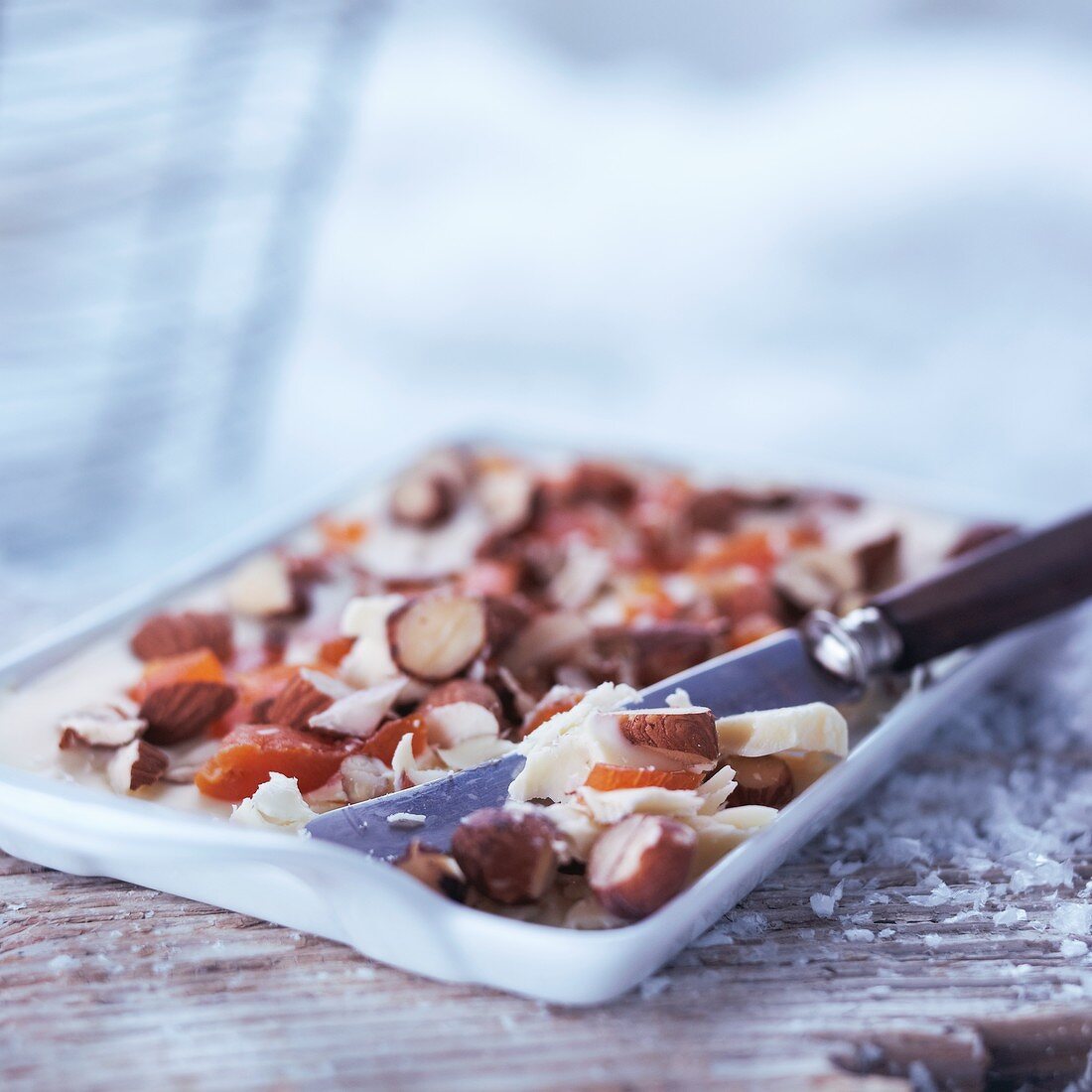 Selbstgemachte weiße Schokolade mit Nüssen und Trockenfrüchten