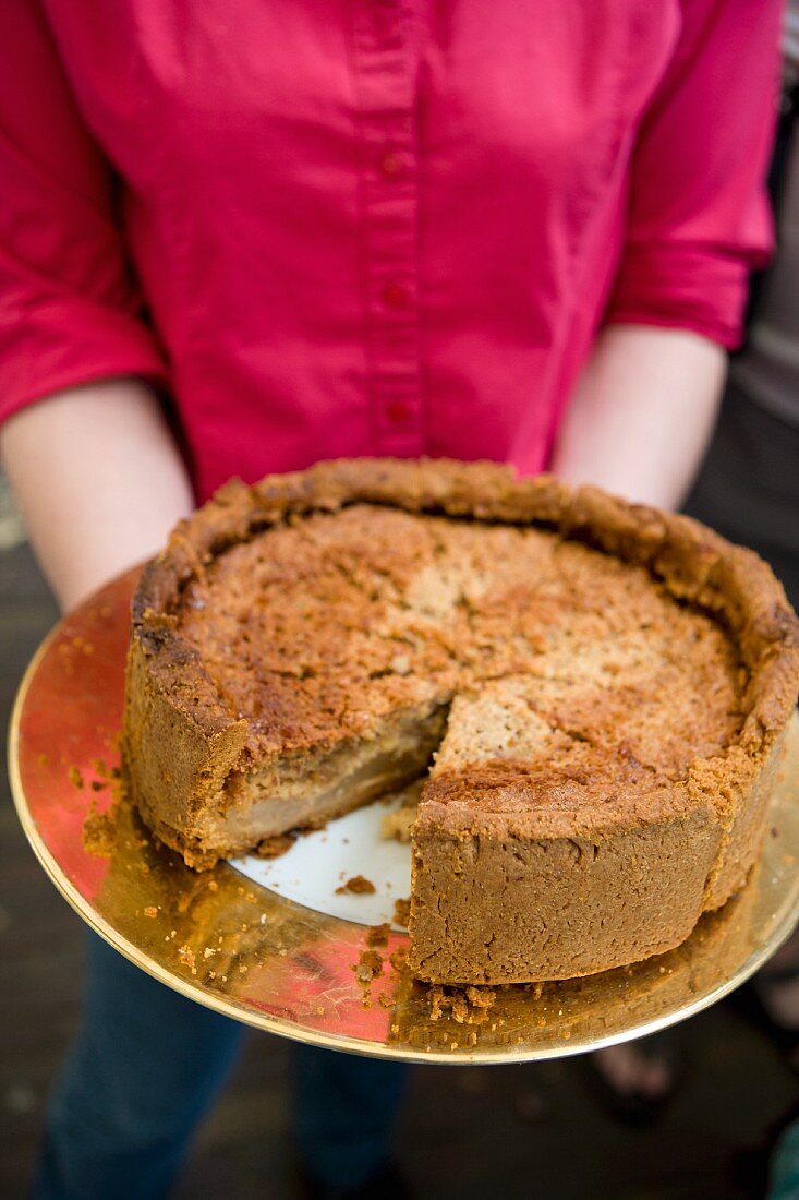 Frau serviert Apfelkuchen