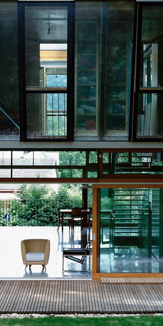 Glasfassade mit Schiebeelementen an zeitgenössischem Solarhaus mit offenem Grundriss