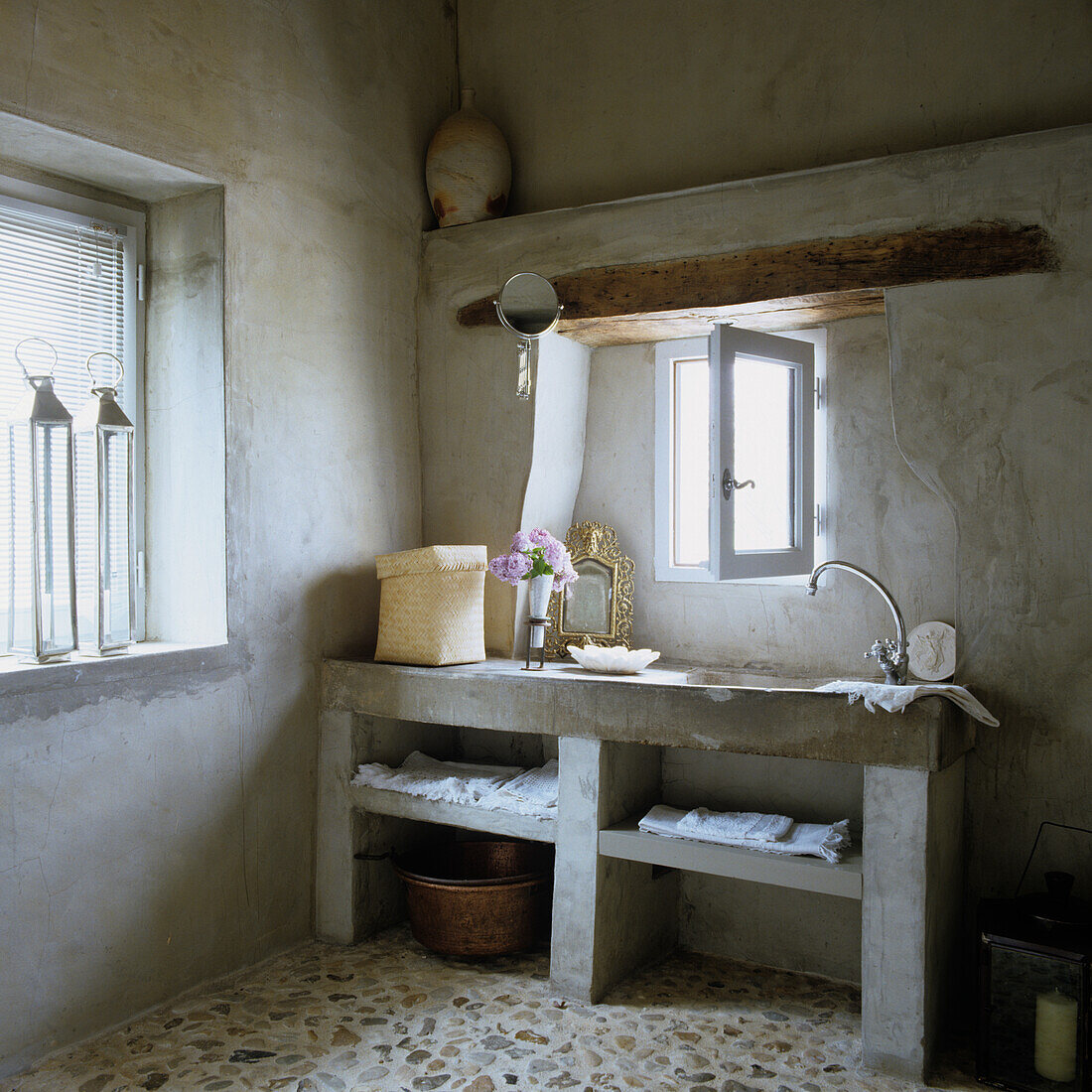 Badezimmer im rustikalen Stil mit Betonwaschbecken und kleinem Fenster