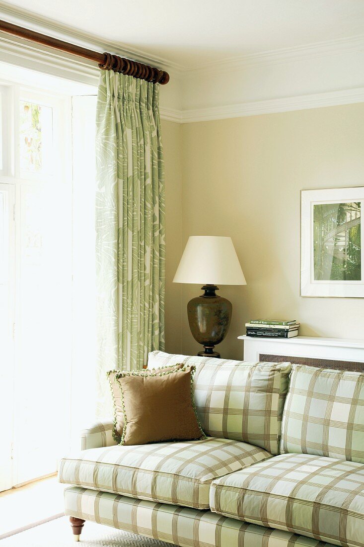 Helle Naturtöne in traditionellem Wohnzimmer mit Sofa im dezentem Karostoff