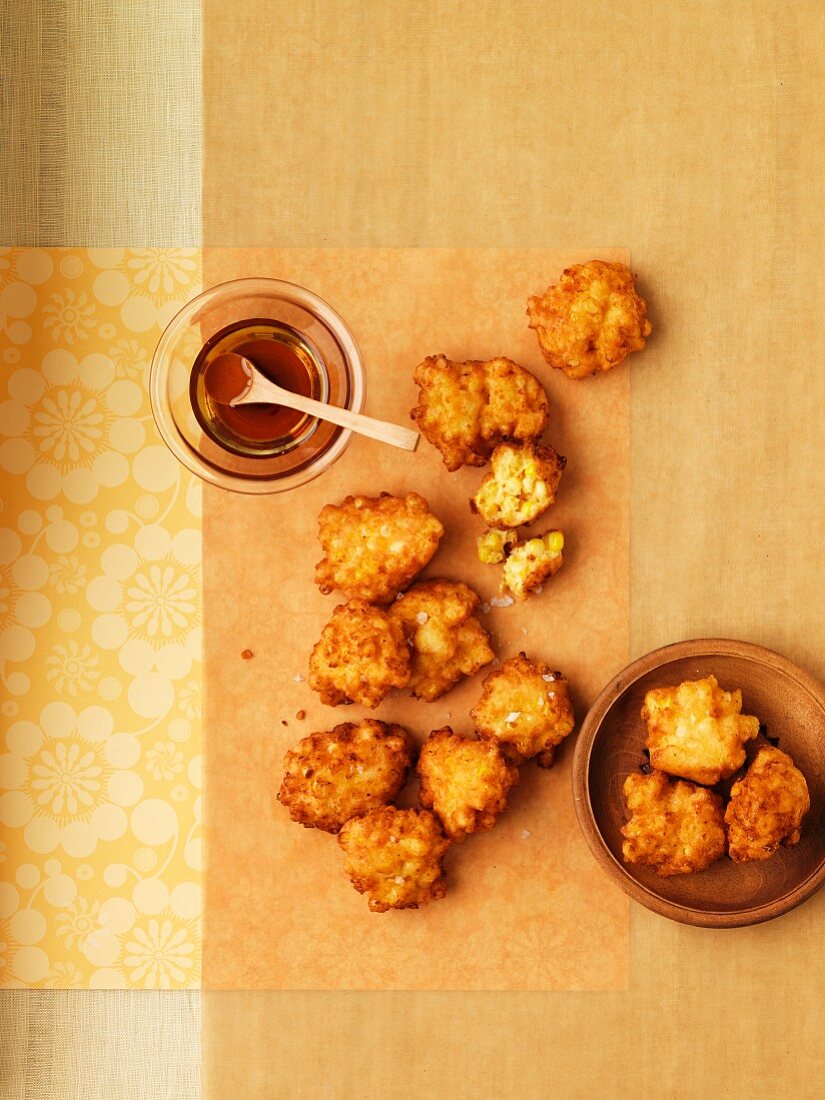 Fried corn cakes with sauce (seen from above)