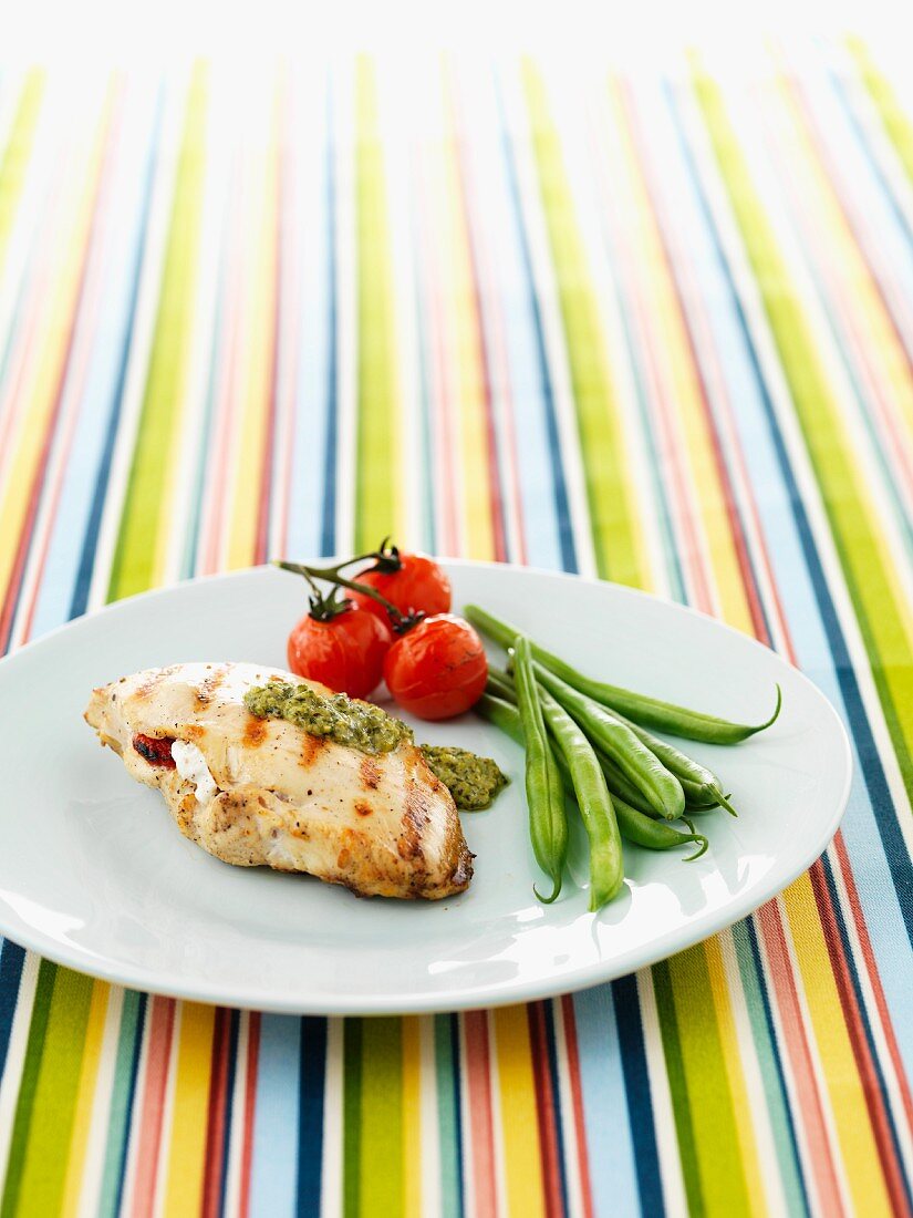 Gefüllte Hähnchenbrust mit Pesto, grünen Bohnen und Tomaten