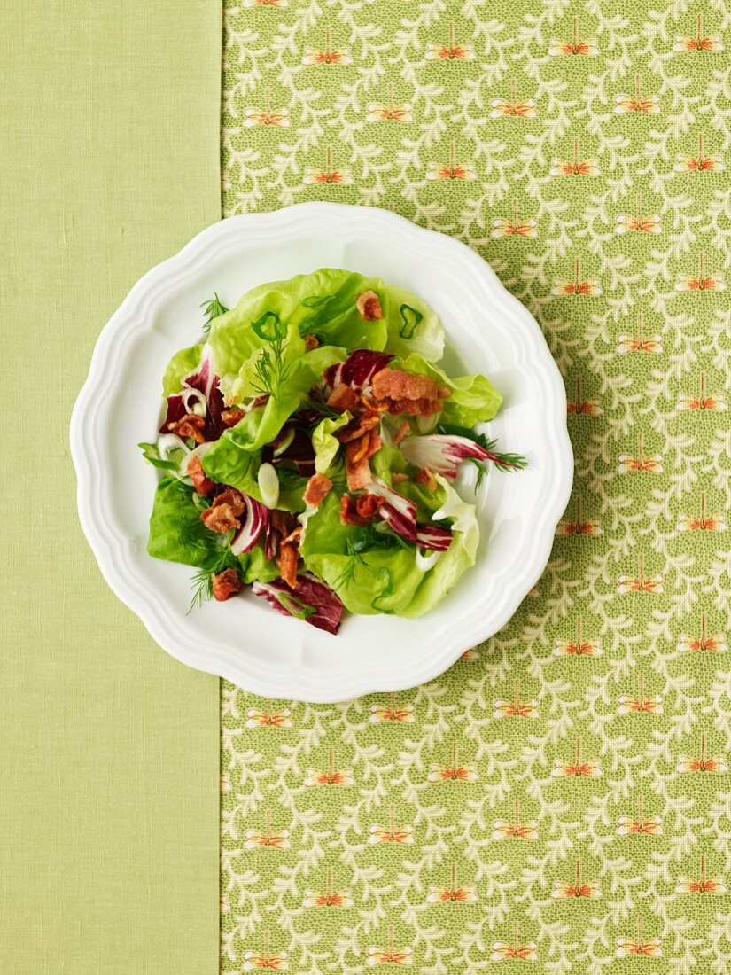 Mixed leaf salad with bacon
