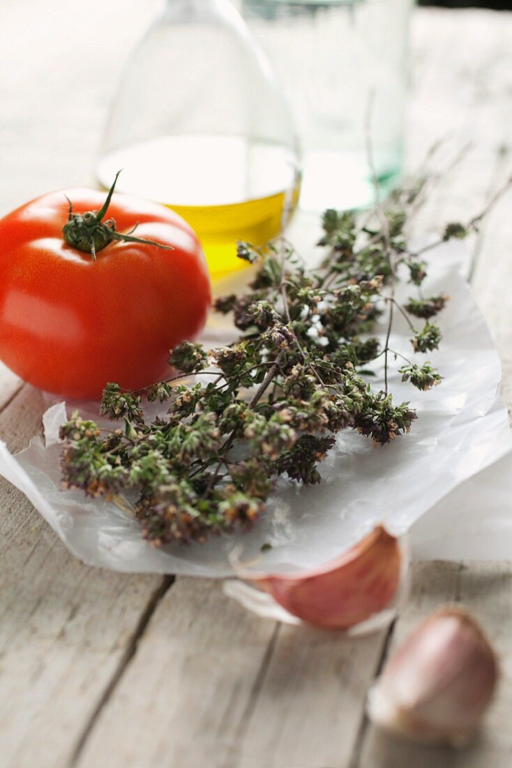 Getrockneter Oregano, Tomate, Knoblauch und Olivenöl