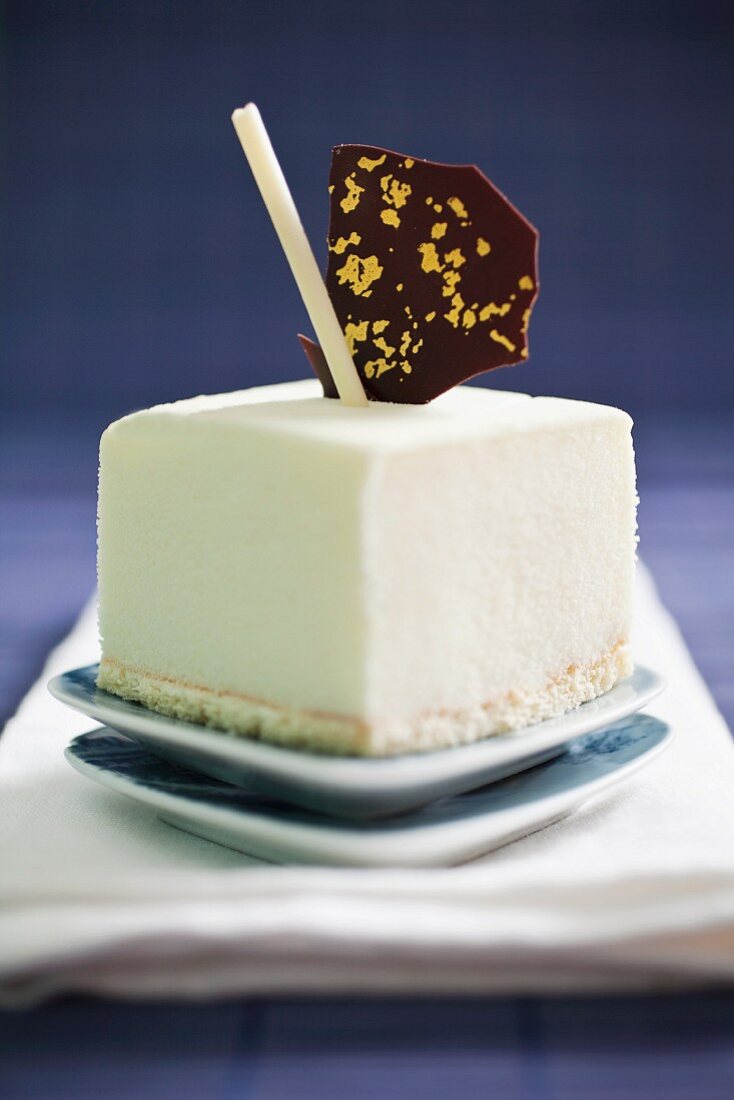 Zitronenkuchen mit Schokoladenblatt