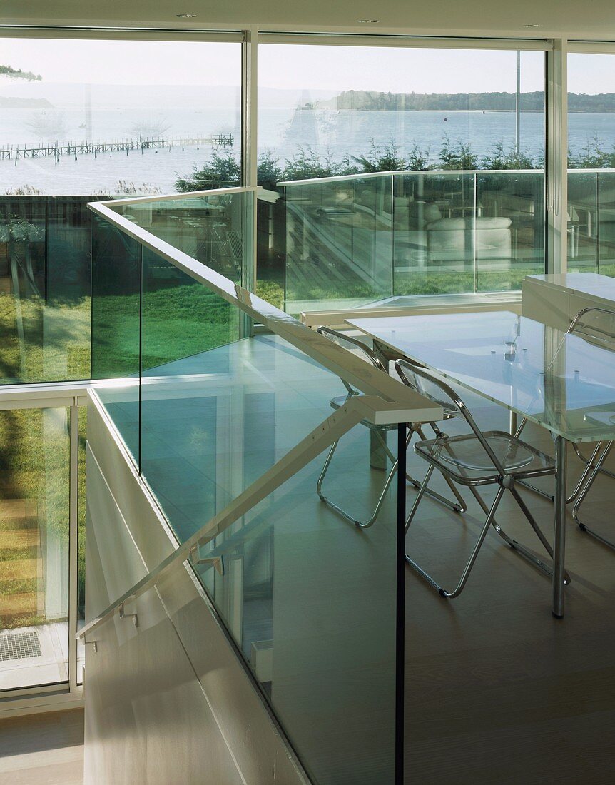 Esstisch & Stühle auf Galerie mit Balustrade aus Glas