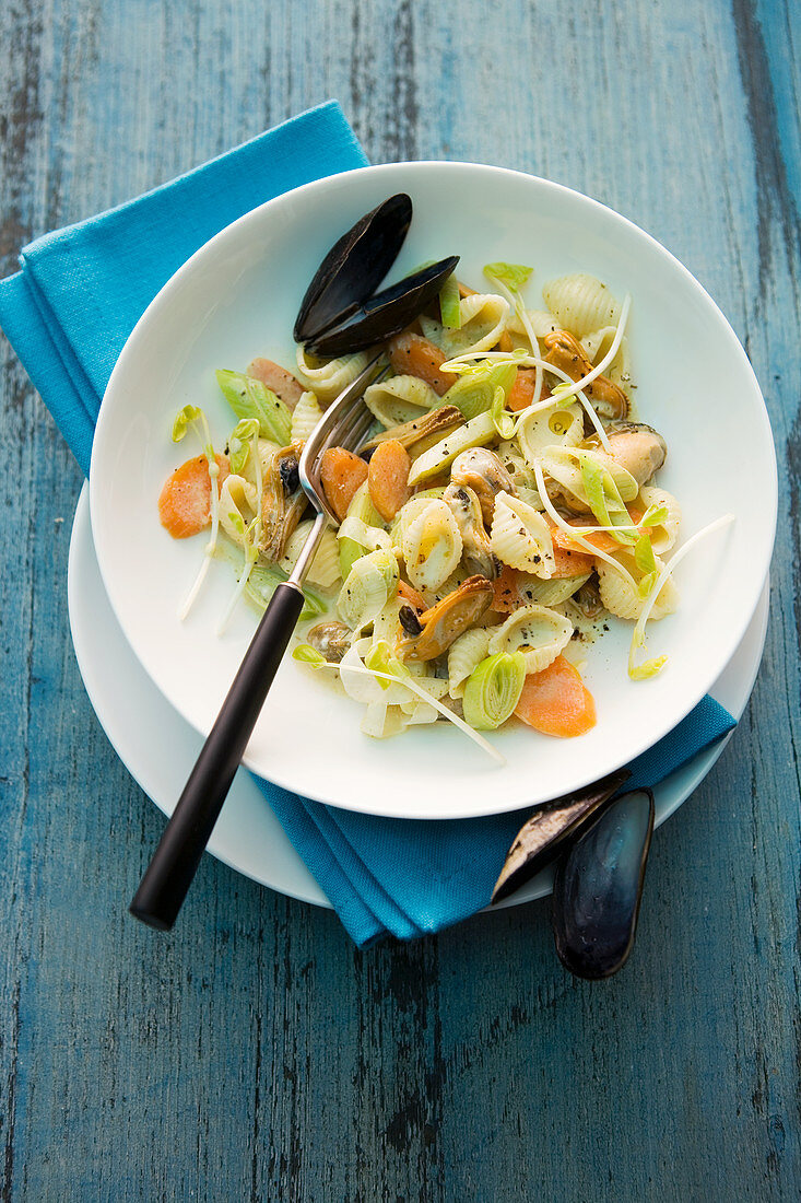 Nudelsalat mit Muscheln, Möhren und Lauch