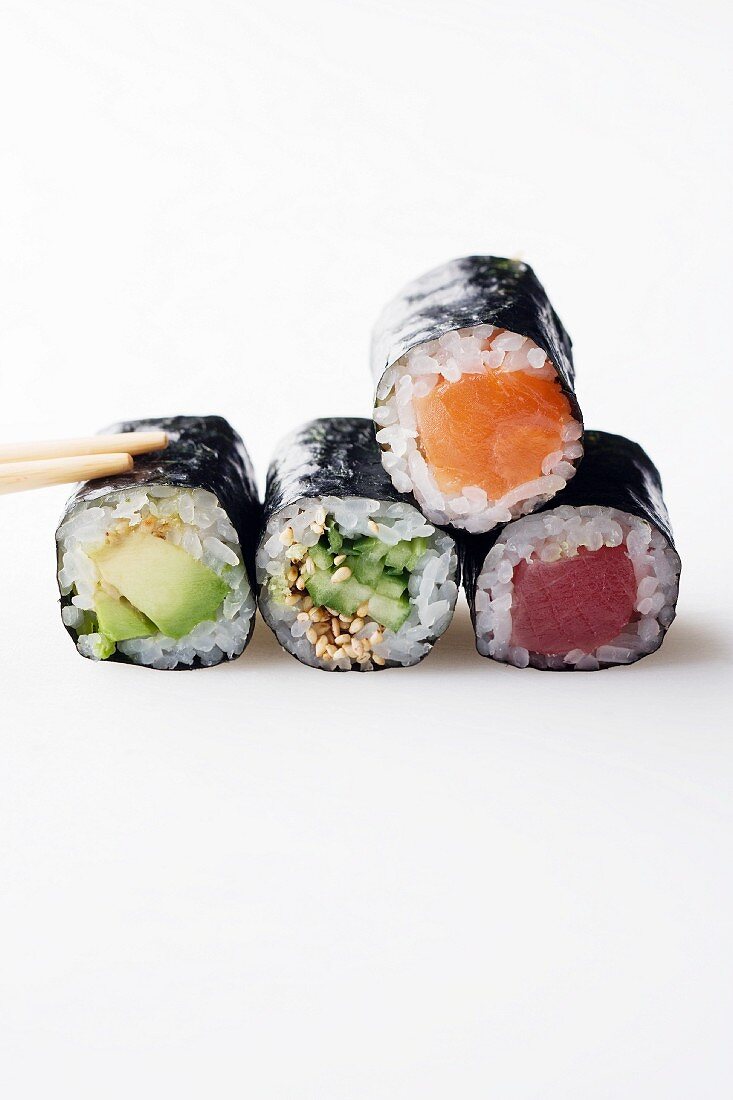 Mehrere Maki-Sushi (Avocado, Gurke, Thunfisch, Lachs)