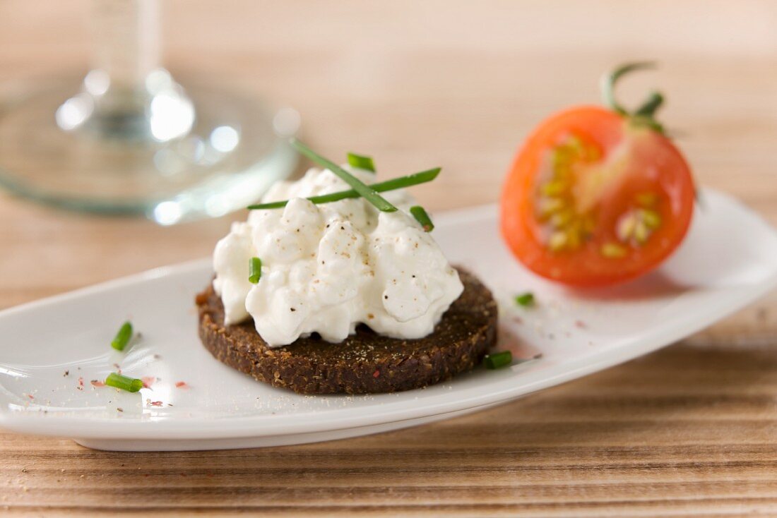 Pumpernickel with cottage cheese and chives