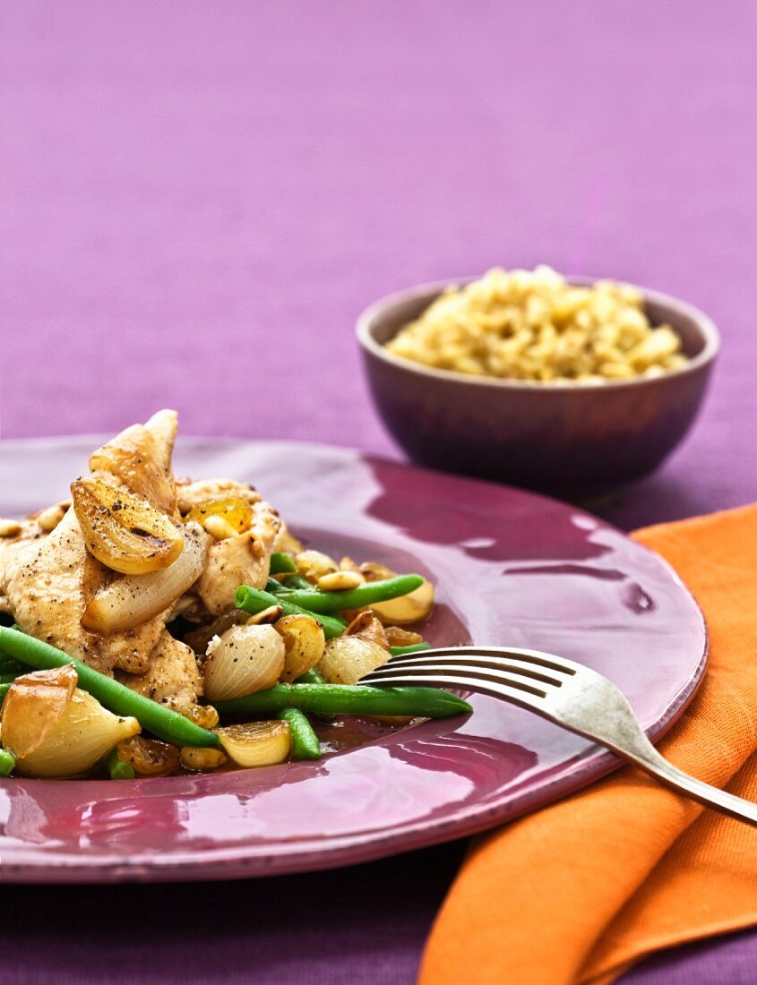 Hähnchen mit Zwiebelchutney und grünen Bohnen