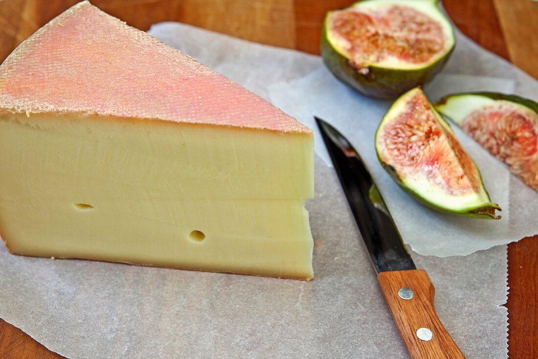 Tilsiter cheese and figs