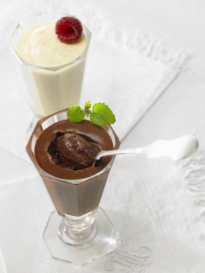 Schokoladenmousse im Glas mit Löffel