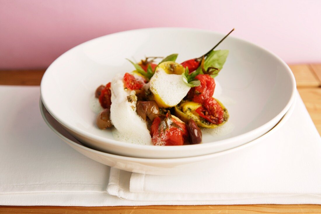 Tortellini mit Tomaten, Oliven und Sahnesauce