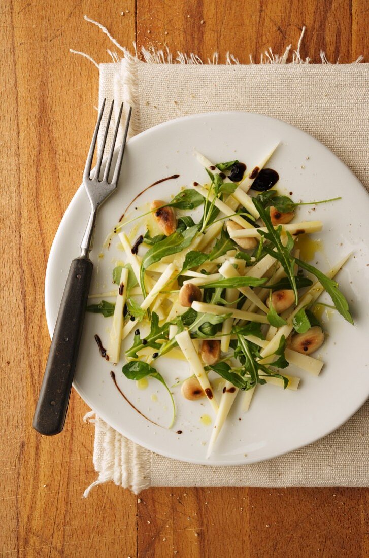 Cheese salad with rocket, almonds and balsamic vinegar