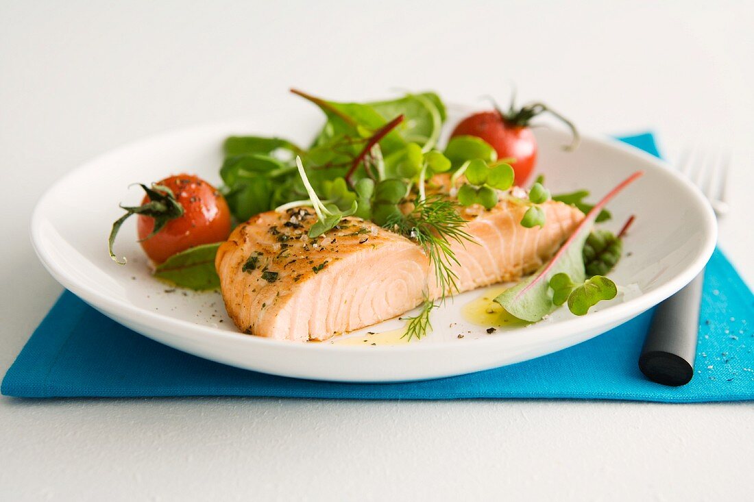 Lachsfilet mit Blattsalat und Tomaten