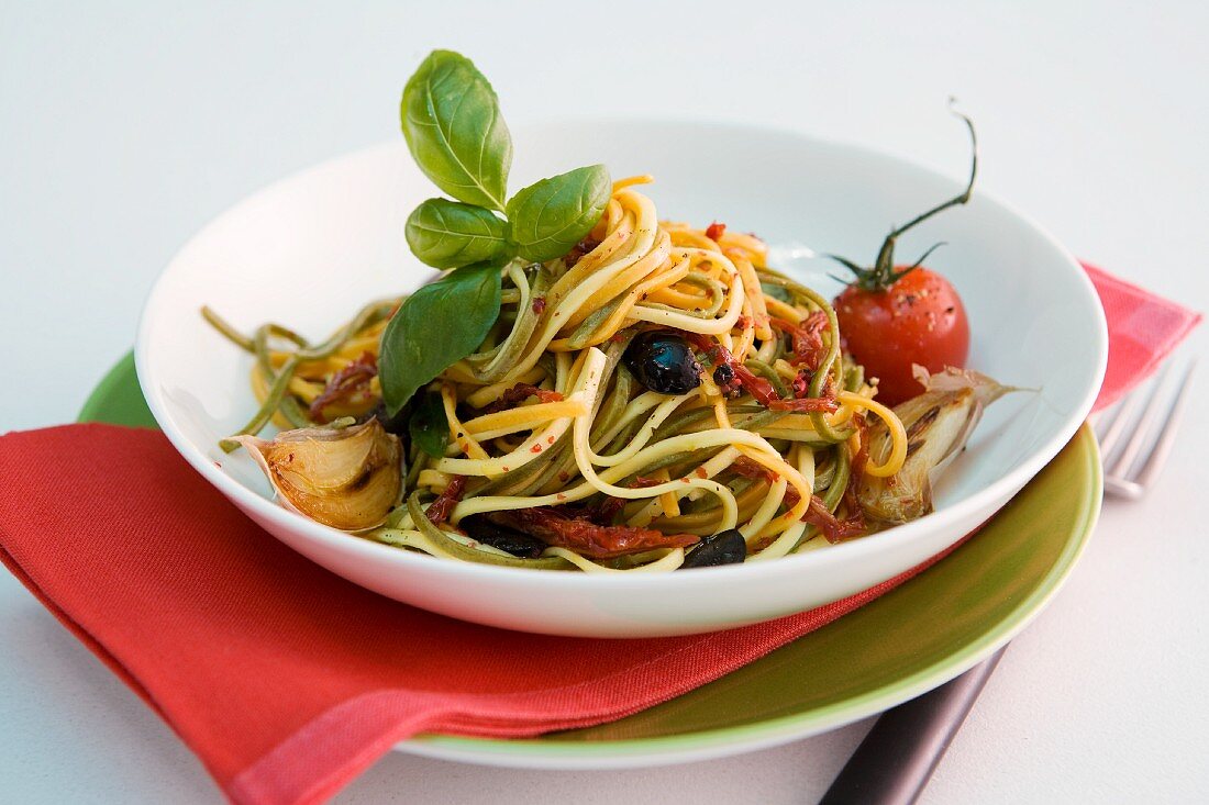 Linguine mit Knoblauch, Tomaten und Oliven