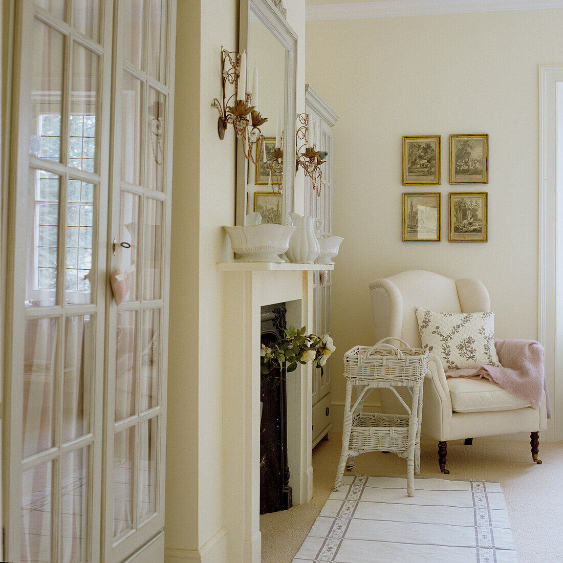 Zimmer im Landhausstil mit französischen Türen und Kaminsims