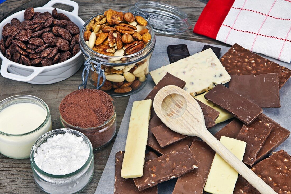 Zutaten für Schokoknusperbällchen: Schokolade, Kakao, Zucker, Sahne, Cornflakes, Nüsse