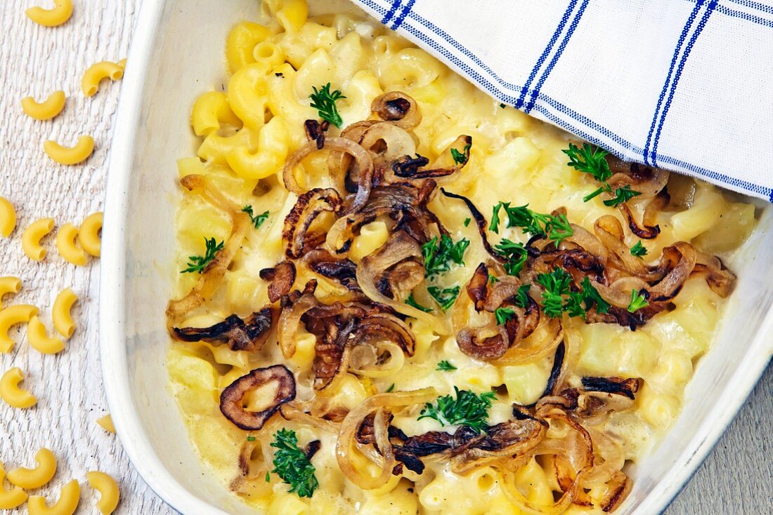 Älplermagronen (pasta, potatoes, onions and cheese, Switzerland)