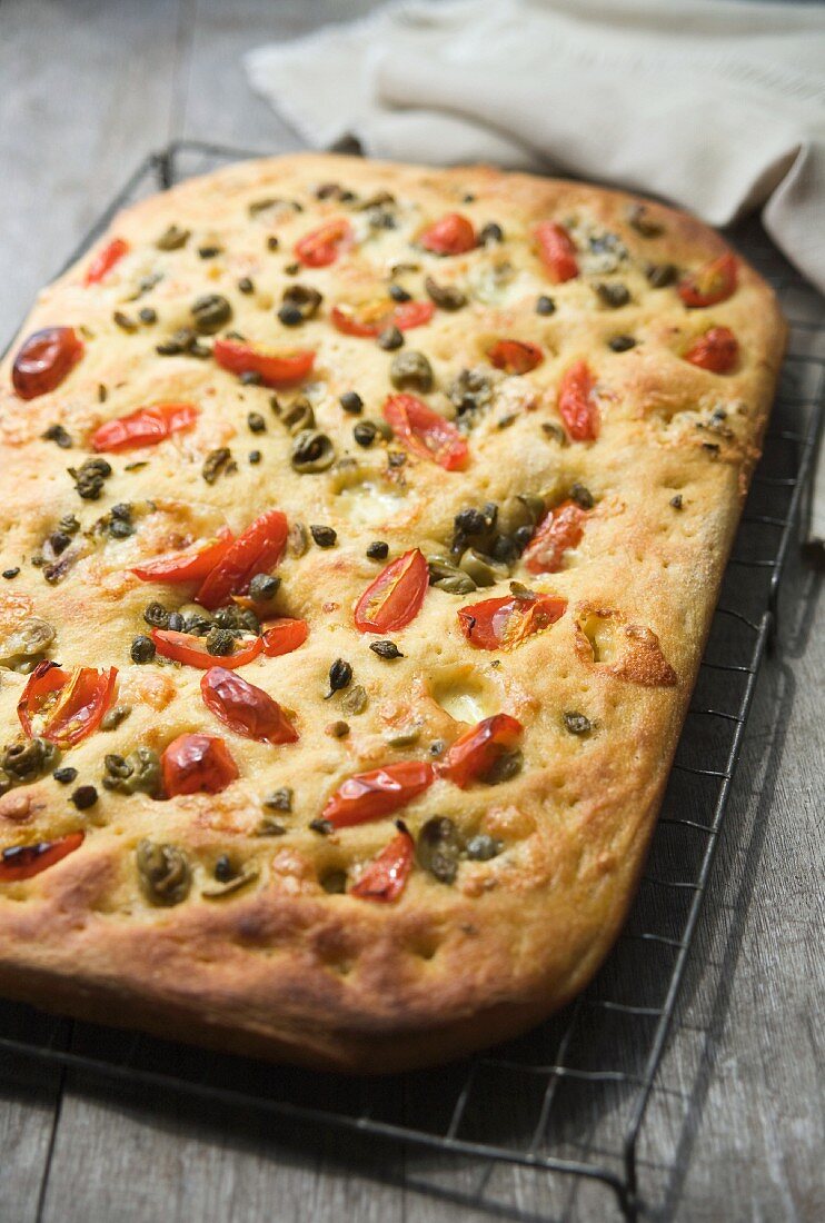 Focaccia mit Tomaten, Oliven & Kapern