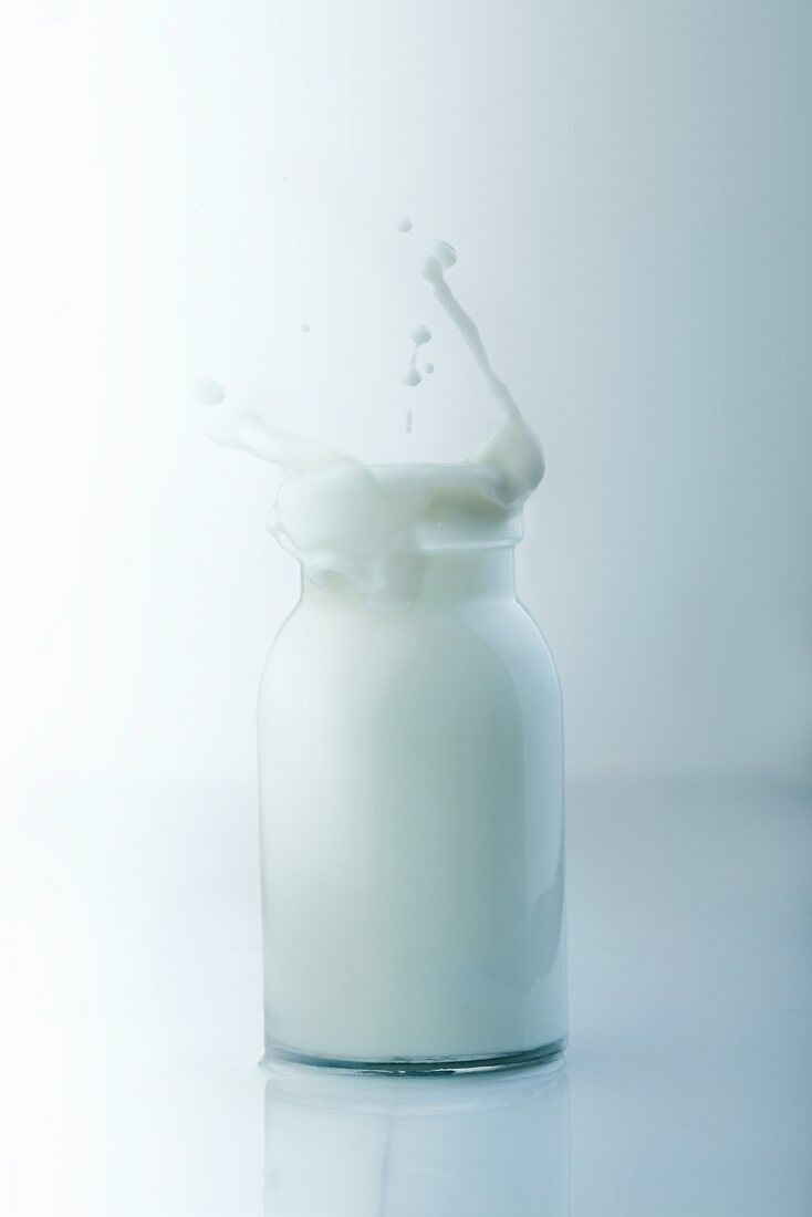 Milchsplash in Flasche