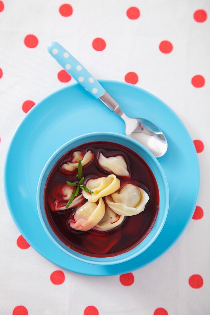 Borschtsch (Rote-Bete-Suppe) mit Ravioli