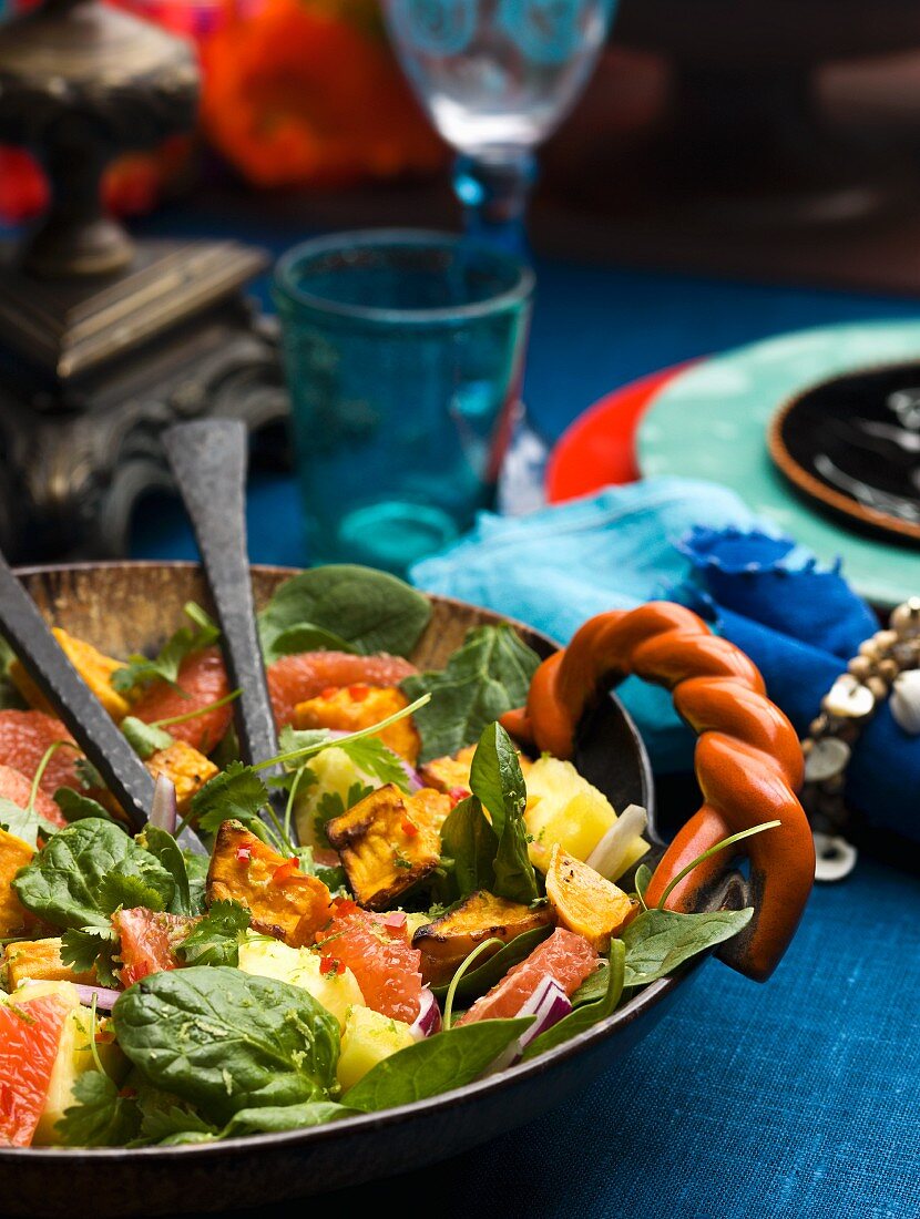 Salat mit Süßkartoffeln, Spinat & exotischen Früchten (Karibik)