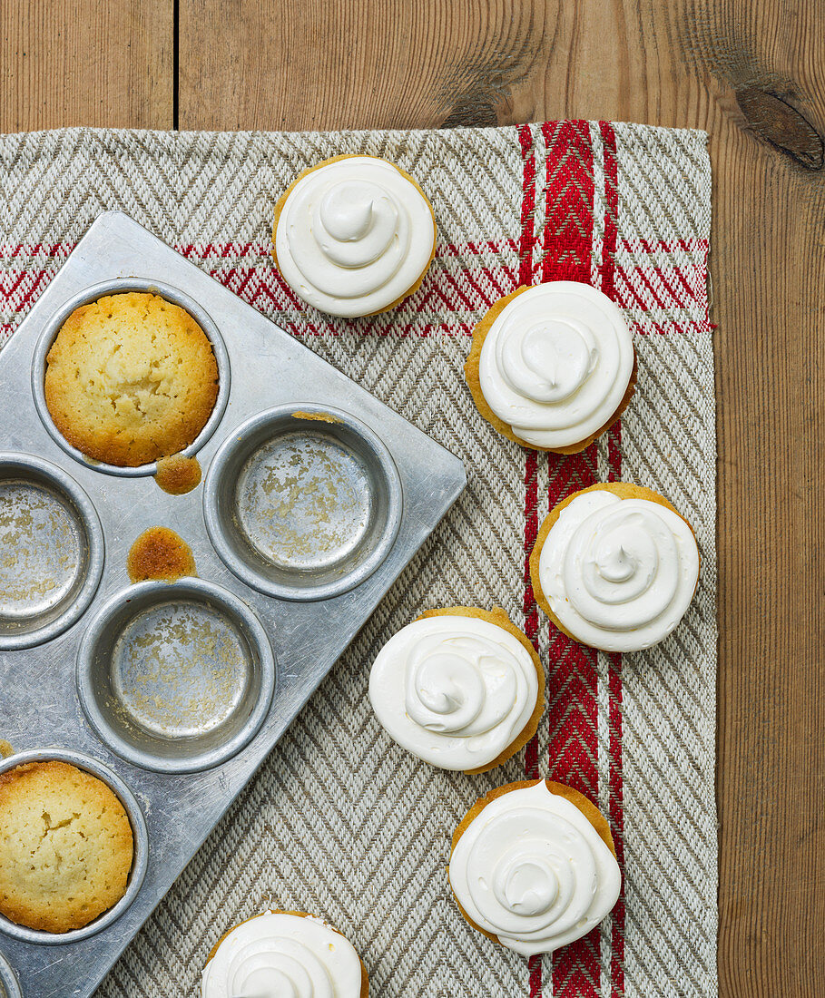 Ginger muffins with vanilla cream