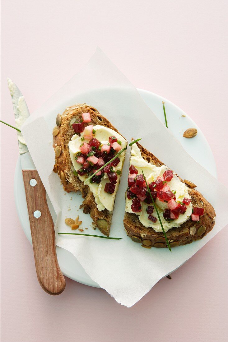 Vollkornbrotscheibe mit Meerrettichbutter & Rote Bete