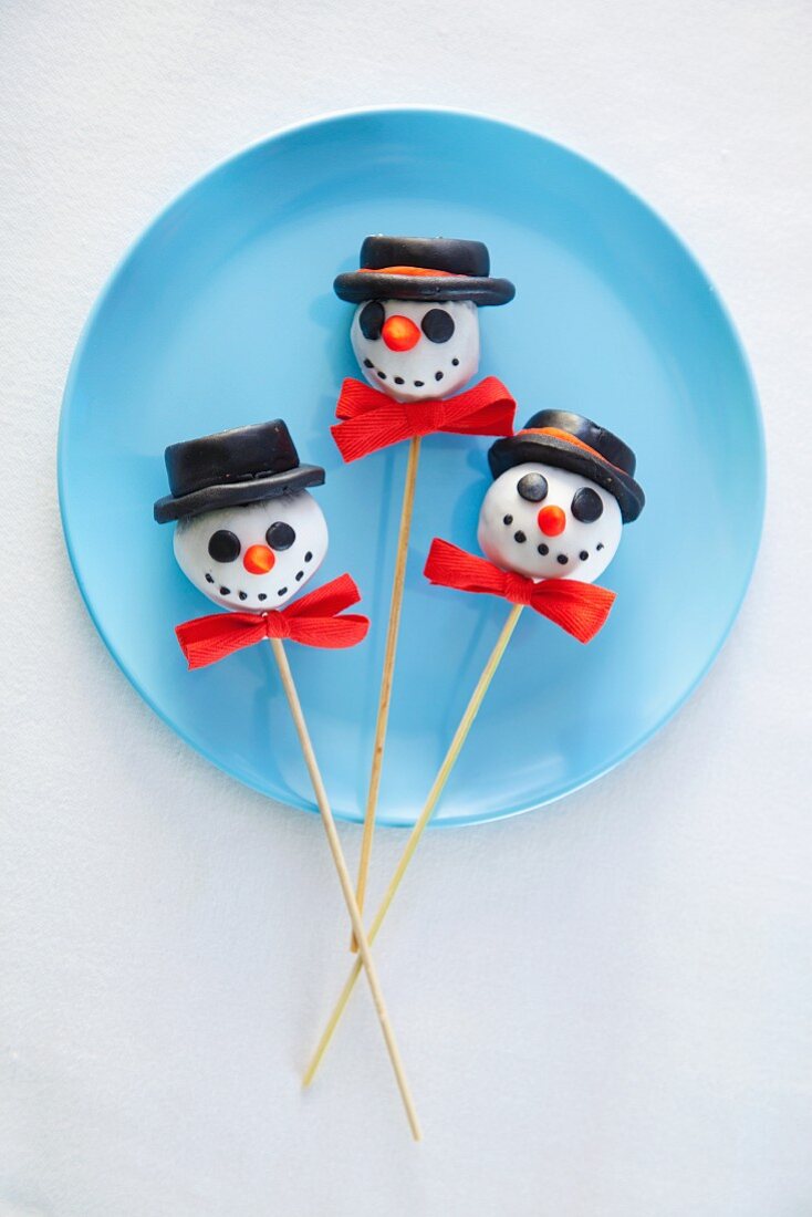 Three snowman cake pops