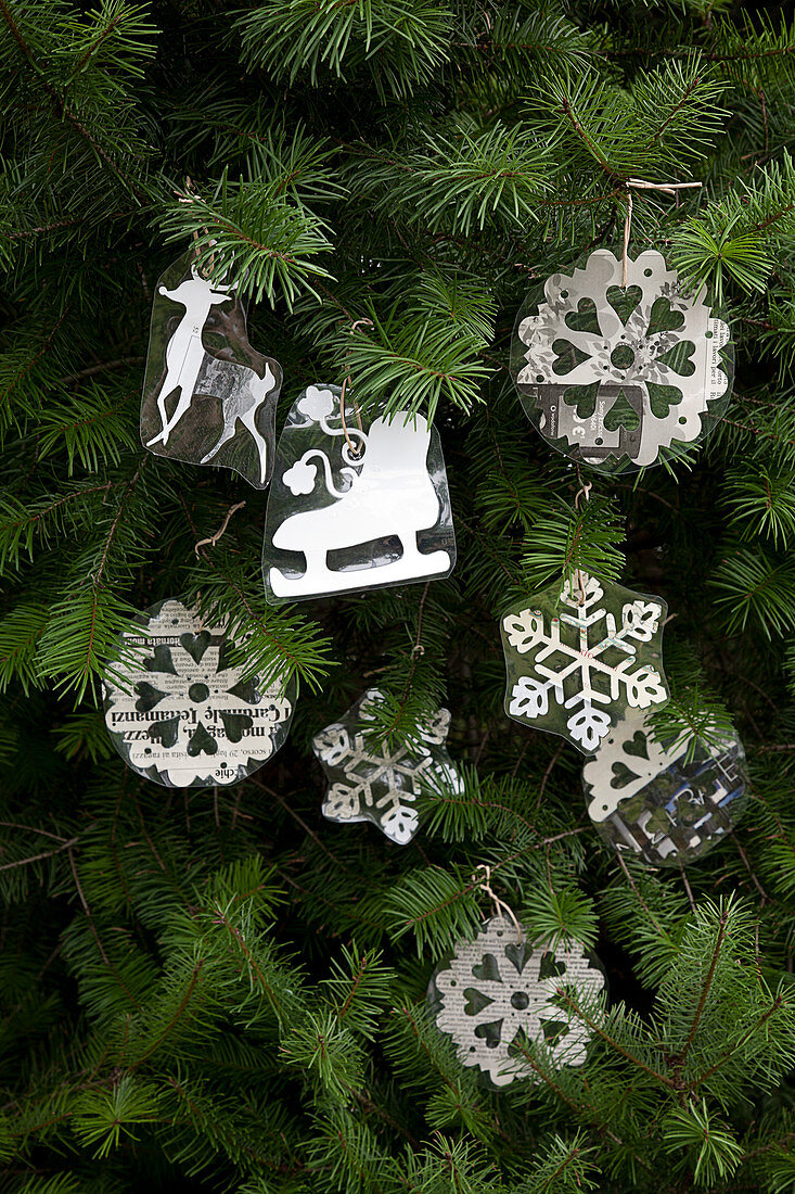 Eisblumen-Motive als Weihnachtsschmuck am Tannenbaum