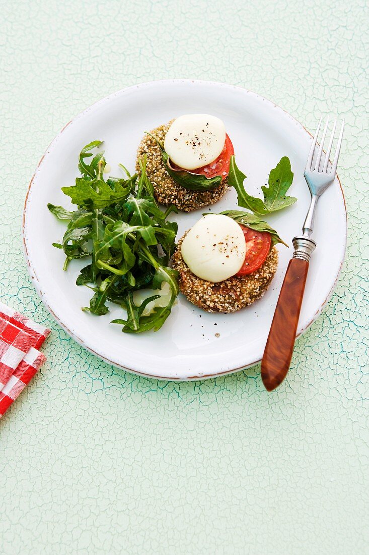 Spinach cakes with tomato, mozzarella and rocket