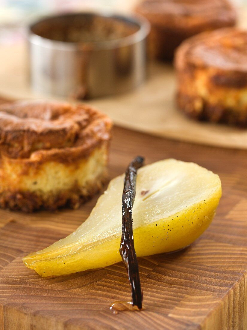 Cheesecake with vanilla pears