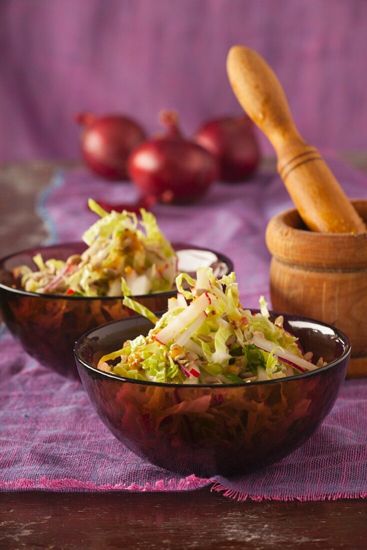 Chinakohlsalat mit Radieschen und Sonnenblumenkernen