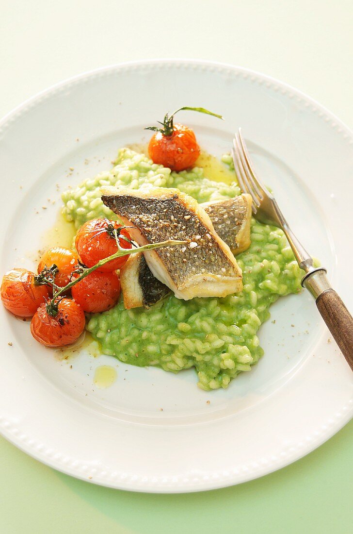 Leek risotto with fish and tomatoes