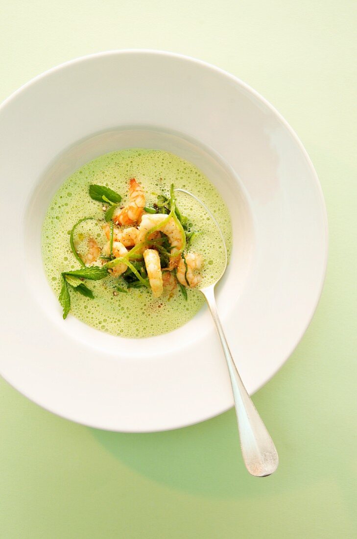 Frothy pea soup with shrimp