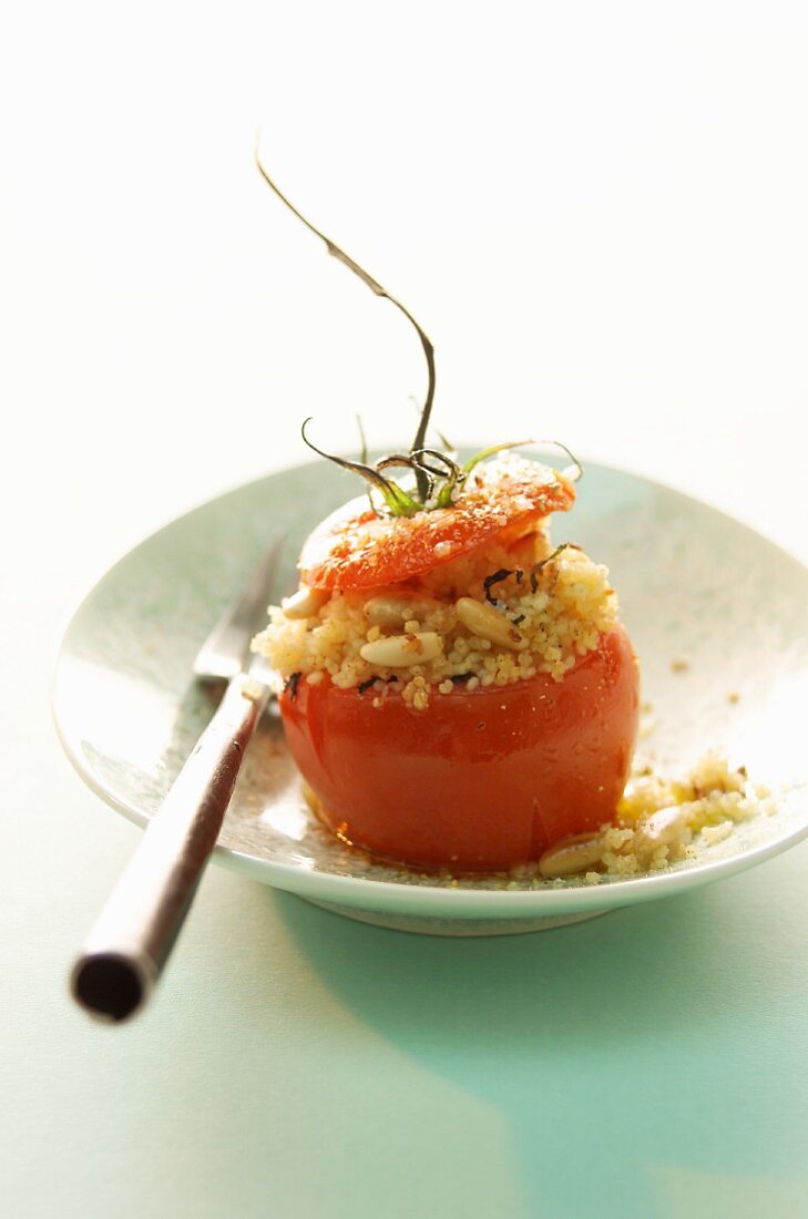 Gefüllte Tomate mit Couscous und Pinienkernen